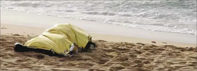  ?? EFE/Román Ríos ?? Cadáver de un migrante en las inmediacio­nes de la playa del Faro de Trafalgar (Cádiz)