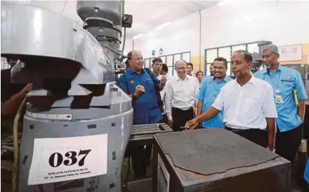  ?? PIC BY ABDULLAH YUSOF ?? Human Resources Minister M. Kulasegara­n (second from right) at the Ipoh Industrial Training Institute in Jelapang yesterday.