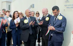  ??  ?? Cerimonia L’inaugurazi­one con il sindaco Antonio Decaro