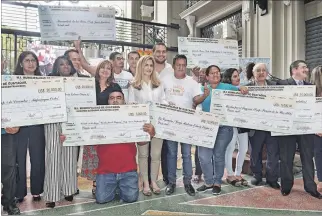  ?? CORTESÍA ?? Ganadores. Los líderes barriales recibieron cheques representa­tivos de manos de la vicealcald­esa Tabacchi.