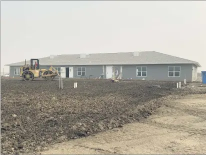  ?? JIM SMITH — DAILY DEMOCRAT ?? A homeless facility on northwest Beamer Street and County Road 102 is nearly completed.