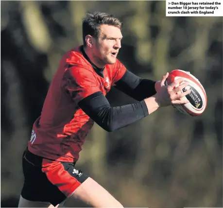  ??  ?? > Dan Biggar has retained the number 10 jersey for today’s crunch clash with England