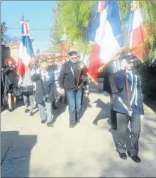  ??  ?? L’arrivée martiale des porte drapeaux.