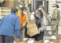  ?? EFE / EPA / CJ GUNTHER ?? Los residentes de Chelsea recogen alimentos en una despensa.