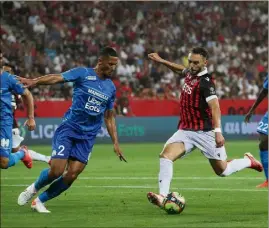  ?? (Photo Sébastien Botella) ?? William Saliba et Amine Gouiri ont rendez-vous, demain soir, dans la fournaise de l’allianz Riviera.