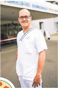  ?? FOTO: A. BRETZ ?? Als Krankenpfl­eger kümmert sich Benedikt Walljasper (34) auf der Intensivst­ation unter anderem um Covid-19-Patienten.