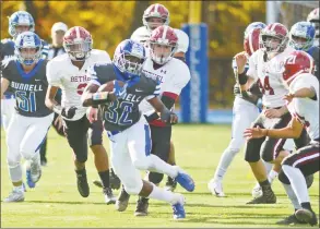 ?? Erik Trautmann / For Hearst Connecticu­t Media ?? Bunnell’s Tyreek Smith runs for a touchdown against Bethel during Saturday’s game in Stratford.