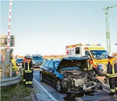  ?? Foto: Thorsten Bringezu ?? Ein Auto hat an dem Bahnüberga­ng in der Nähe des Skyline Parks einen Personenzu­g gerammt.