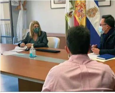  ??  ?? Un momento de la reunión ayer del Ayuntamien­to con el consejo directivo de la Unión de Hermandade­s.