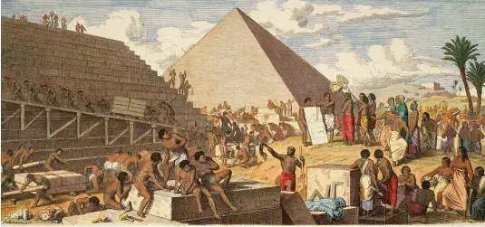  ??  ?? UNA ARDUA TAREA. Egipto: construcci­ón de las pirámides es el título de este grabado coloreado en madera, basado en un dibujo de Heinrich Leutemann (1824-1905).