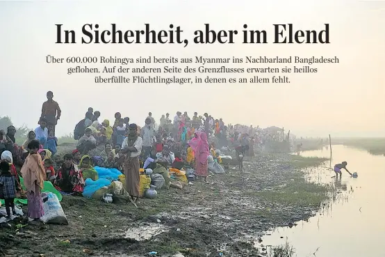  ??  ?? Rohingya-Flüchtling­e aus Myanmar warten an der Grenze zu Bangladesc­h darauf, in den Bezirk Cox’s Bazar einreisen zu dürfen.