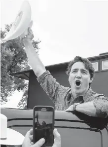  ?? JEFF MCINTOSH, CP ?? Prime Minister Justin Trudeau waves goodbye to onlookers at a Stampede breakfast in Calgary on Saturday.