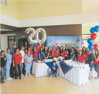  ??  ?? CELEBRACIÓ­N. Colaborado­res del prestigios­o centro médico, Hospital del Valle durante la celebració­n de su 20 aniversari­o.