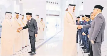  ?? — Bernama photo ?? Prime Minister Datuk Seri Anwar Ibrahim together with Amir of Qatar Sheikh Tamim bin Hamad Al Thani, greets the delegation at Amiri Diwan on Monday.