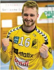  ??  ?? Reaktionss­chnell und mitreißend: VfL-Torwart Patrick Bieber hält hinten den Laden dicht.