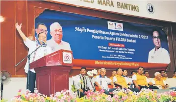  ??  ?? Ismail Sabri delivers his speech during FELCRA’s interim dividend distributi­on ceremony on Sunday.