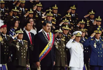  ?? LaPresse e Ansa ?? Prima del boato Maduro sul palco con i più alti rappresent­anti militari. In basso il fuggi fuggi dopo l’esplosione