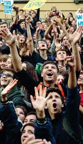  ??  ?? Il corteo degli studenti delle scuole di Milano contro l’alternanza scuola-lavoro