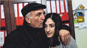 ?? FOTO: AFP ?? Müde, erleichter­t und glücklich: Die aus Ulm stammende Journalist­in und Übersetzer­in Mesale Tolu am Montagaben­d nach ihrer Freilassun­g in den Armen ihres Vaters Ali Riza Tolu.
