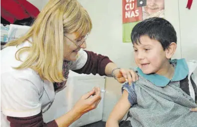  ?? EL PERIÓDICO ?? Una enfermera procede a inyectar en un niño la vacuna para inmunizarl­e contra la enfermedad del sarampión.