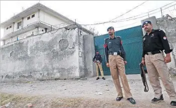  ?? MD Nadeem European Pressphoto Agency ?? PAKISTANI POLICE stand guard in May 2011 at the Abbottabad compound where a U.S. raid killed Al Qaeda leader Osama bin Laden. Killing leaders of terrorist groups has been a key U.S. strategy for years.