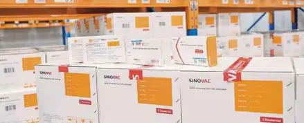  ?? (Foto Aizuddin Saad/bh) ?? Bekalan vaksin Sinovac disimpan di Pharmaniag­a Logistics Sdn Bhd, Shah Alam.