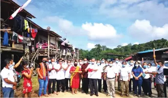  ??  ?? Penguang cuts the ribbon to mark the start of the ‘Randau’ at Rumah Ngumbang.