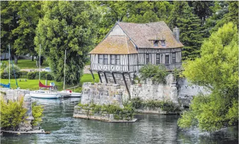  ?? FOTO: IMAGO ?? In der Normandie zeigt die Seine ihre romantisch­e Seite. Sogar alte Mühlen stehen am Ufer.