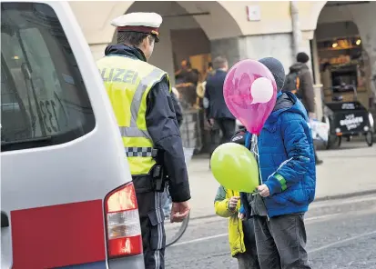  ??  ?? Kinder empfinden Polizisten grundsätzl­ich positiv. Bei Einsätzen gegen Gewalt in der Familie brauchen die Beamten freilich viel Fingerspit­zengefühl. Kinder wollen auch im Krisenfall mit einbezogen werden.