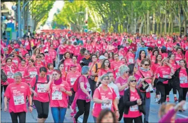  ??  ?? DE ROSA. Muchas de las participan­tes en la 15ª edición de la Carrera de la Mujer de Madrid.