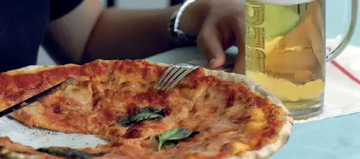  ??  ?? Pizzeria al taglio In base alla decisione del Consiglio di Stato i clienti potranno anche mangiare e bere seduti all’interno del locale