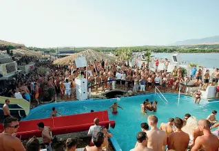  ??  ?? Sotto la lente L’isola di Pag in Croazia, molto frequentat­a dai giovani