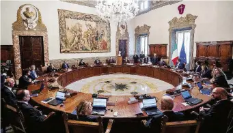  ?? LaPresse ?? L’esordio Il governo Conte si è riunito per il primo Cdm ieri pomeriggio a Palazzo Chigi