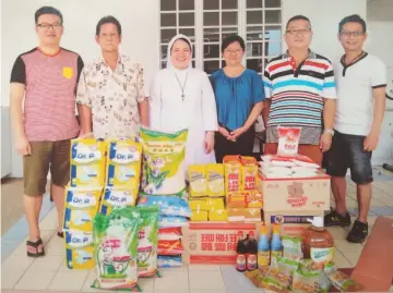  ??  ?? Lim (second left) and friends with Sister Emelda Yan (third left) who represents the home after handing over the donation.