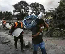 ?? Johan Ordoñez/AFP ?? Moradores abandonam San Miguel Los Lotes, a 35 km da Cidade da Guatemala, após erupção matar 109