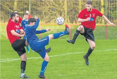  ?? Picture: John Edward. ?? Action from last week’s Premier League game at Canniepair­t where Tayport beat Kirrie Thistle.