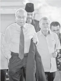  ?? — Gambar Bernama ?? HADIR: Najib (kiri) tiba di Kompleks Mahkamah Kuala Lumpur dekat Kuala Lumpur, semalam bagi perbicaraa­n kes yang dihadapiny­a membabitka­n dana SRC Internatio­nal Sdn Bhd berjumlah RM42 juta.