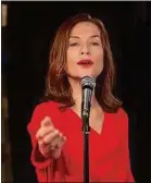  ??  ?? Isabelle Huppert, ouvrière à l’usine, remonte sur scène pour chanter.