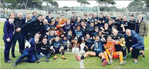  ??  ?? Festa grande Per l’Inter di Stefano Vecchi trionfatri­ce alla 70esima edizione del torneo di Viareggio in finale contro la Fiorentina