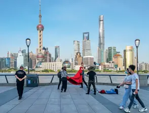  ??  ?? The beautiful scenery on the Bund in Shanghai attracts tourists to linger on. A new couple poses for pre-wedding photos on the promenade on May 12, 2020.