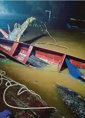  ?? (Foto ihsan PGPBTN Kuala Tahan) ?? Antara dua bot yang tenggelam bersama enjin dalam kejadian kepala air di Sungai Tembeling berdekatan Kuala Tahan, Jerantut.