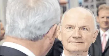  ?? Foto: imago ?? Der Mann, den VW-Patriarch Ferdinand Piëch auf diesem Archivbild in die Augen schaut, ist der frühere Konzern-Chef Martin Winterkorn. Beide Manager waren einst Vertrauert­e, bis Piëch „auf Distanz“zu Winterkorn ging.