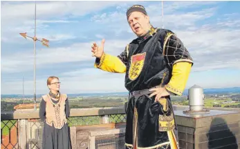  ?? FOTO: OH ?? Max Haller, Pächter der Waldburg und Vorsitzend­er der Dehoga-Kreisstell­e Ravensburg, mit seiner Frau Andrea auf der Aussichtsp­lattform der Burg: „Das alles läuft auf eine Verlängeru­ng der Lebensarbe­itszeit hinaus.“