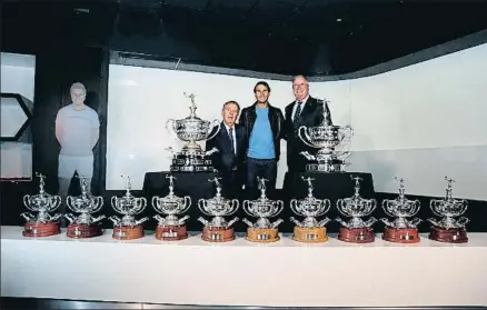  ?? BARCELONA OPEN BANC SABADELL ?? Javier Godó, conde de Godó, Rafael Nadal y Albert Agustí, presidente del RCTB, ayer en Manacor