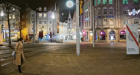  ?? Fotos: Peter Fastl ?? Abends, kurz vor halb zehn, in Augsburg. Nur eine Person ist in der Innenstadt noch unterwegs – sie ist auf dem Heimweg von der Arbeit.