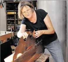  ?? BILD: KARIN PETERS ?? Künstlerin mit windiger Leidenscha­ft: Jutta Kelm in ihrer Werkstatt beim Bau einer Windharfe