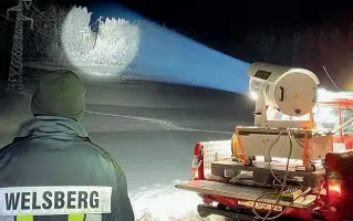  ??  ?? Ispezione
I vigili del fuoco di Monguelfo controllan­o i tralicci minacciati dagli alberi pericolant­i per la neve