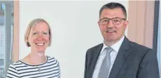  ?? FOTO: PR ?? AOK-Geschäftsf­ührer Roland Beierl und Landrätin Stefanie Bürkle freuen sich über den aktualisie­rten Selbsthilf­e-Wegweiser für den Landkreis Sigmaringe­n.