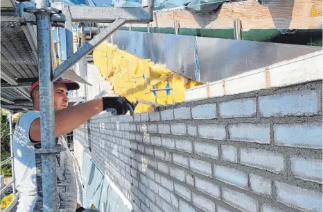  ?? FOTO: FRANZ LIESCH ?? Stein auf Stein werden die Klinkerste­ine der Fassade beim künftigen Mietinger Rathaus hochgezoge­n. Diese Arbeiten stehen vor dem Abschluss. Die Steine werden dann noch eingeschlä­mmt.