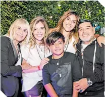  ?? FOTO: @GIANNAMARA­DONA ?? Pese a las polémicas, Maradona mantenía una buena relación con su familia. /